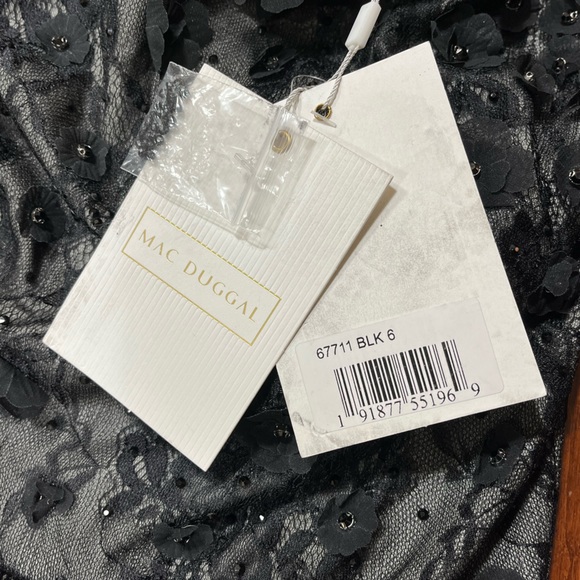 Mac Duggal/NWT Floral Applique Boat Neck Short Sleeve Gown, Black 67711 - Picture 14 of 14